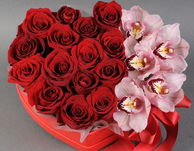 Розы в коробке - роскошный подарок и приятный сюрприз любимой женщине