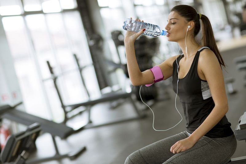 Гидратация во время тренировок: сколько пить и что выбрать — воду или спортивные напитки?