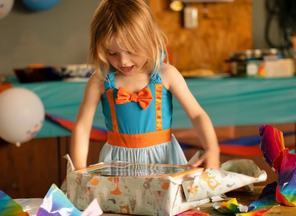 Что подарить девочке на день рождения: идеи детских подарков