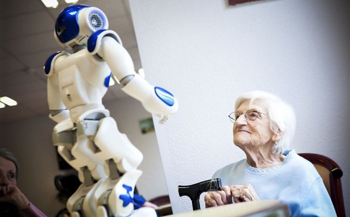 Роботы-сиделки, VR-тренажеры и телемедицина: в каких домах престарелых будем жить мы?