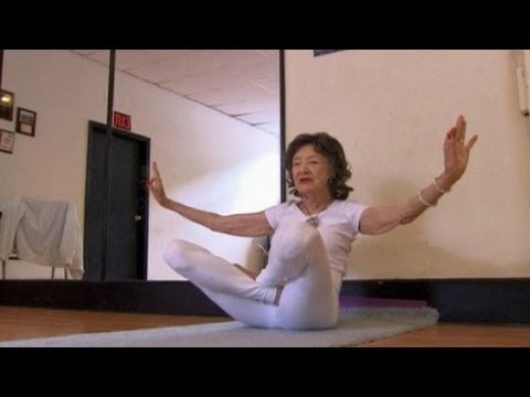 93-летняя преподавательница йоги