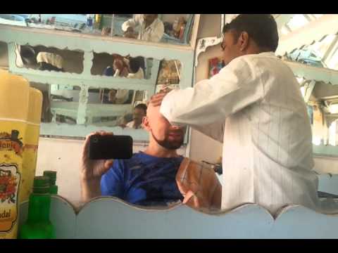Индийский цирюльник делает мне массаж